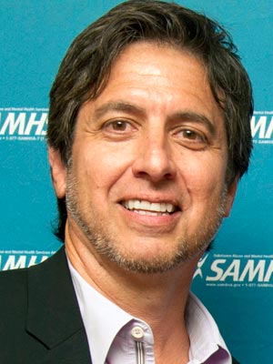 Рэй Романо в роли Пола Моргана